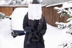 女人铲清洁雪回响车冬天铲