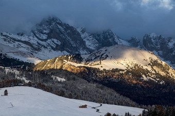 雪早期冬天景观阿尔卑斯Siusi<strong>白云石</strong>山脉斜体字