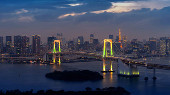 视图东京城市景观彩<strong>虹桥</strong>晚上日本