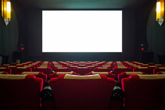 电影大厅红色的座位宽白色屏幕