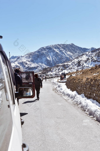 交通小时高速公路堵塞由于降雪索姆戈湖<strong>旅游车</strong>辆排爬一步山地区喜玛拉雅山谷