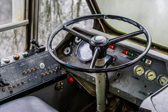 古董室内小时学校公共汽车指示板操舵轮复古的车辆