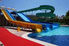 滑块水公园游泳池酒店阳光明媚的夏天一天