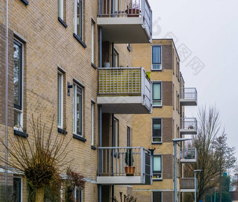 现代荷兰体系结构希佛萨姆公寓复杂的阳台上的