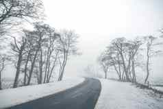 高速公路弯曲的路有雾的冬天风景