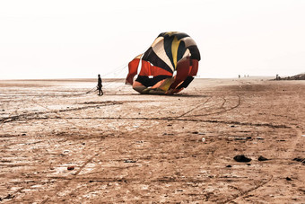 他降落橙色黄色的降落伞运行着陆dona宝拉海滩colva流浪者海滩果阿天空海水跳伞跳伞极端的体育运动娱乐