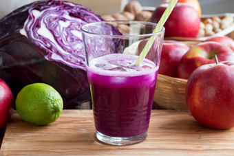 紫色的卷心菜汁玻璃卷心菜苹果