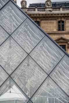 玻璃金字塔罗浮宫巴黎倒罗浮宫