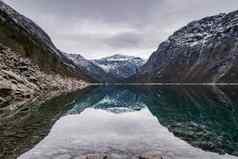 trolltunga湖山水反射挪威