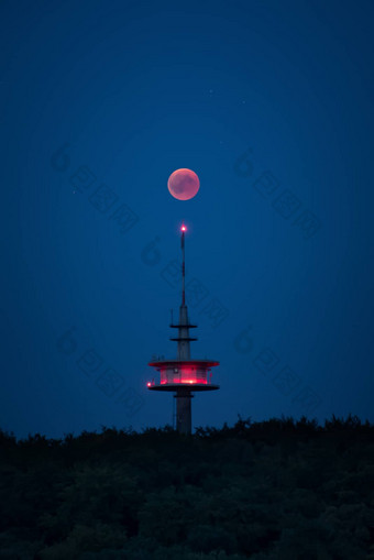 血月亮红色的闪亮的广播塔德国
