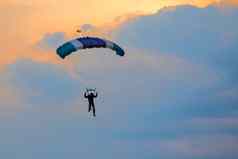 跳伞体育运动日落天空
