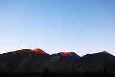 橙色山峰山日落背景