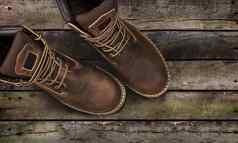 棕色（的）男人的靴子木背景