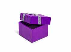开放紫罗兰色的礼物盒子银丝带孤立的白色后台