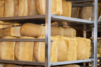 排名热脆皮面包饼说谎架子上超市面包店背景新鲜的面包