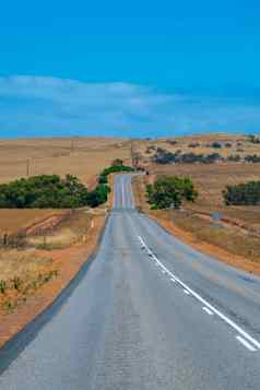澳大利亚布什路领先的干景观农田空路