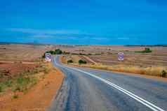 澳大利亚布什路领先的干景观农田速度限制公里/小时