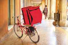 自行车交付红色的盒子自行车