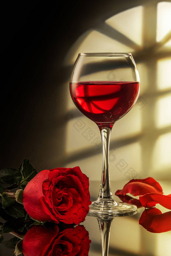 玻璃红色的<strong>酒红色</strong>的玫瑰