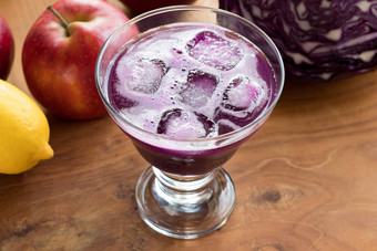 紫色的卷心菜汁冰多维数据集玻璃木表格
