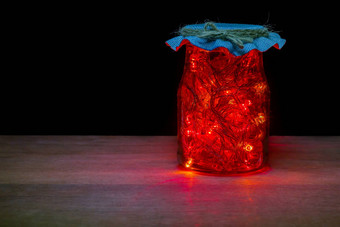红色的领导光玻璃瓶黑暗棕色（的）木表