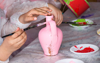 年轻的孩子们装修手工制作的粘土陶器