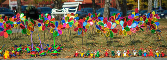 群色彩斑斓的孩子们风车玩具场