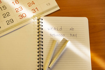 平躺香烟登记世界烟草一天写笔记本健康的生活方式香烟