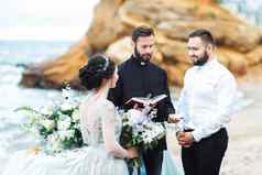 婚礼夫妇海洋牧师