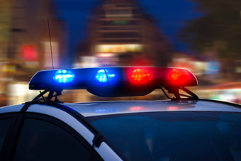 警察车蓝色的红色的闪烁的灯街晚上城市模糊背景
