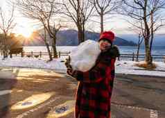 年轻的女孩巨大的雪球