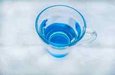 清洁喝水泡沫清晰的蓝色的玻璃