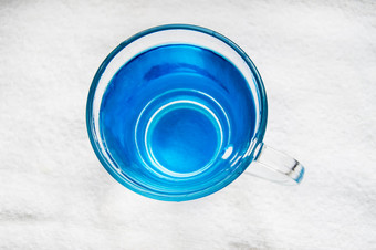 清洁喝水泡沫清晰的<strong>蓝色</strong>的玻璃
