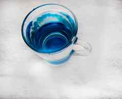 清洁喝水泡沫清晰的蓝色的玻璃
