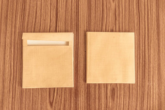集棕色（的）信封前面回来孤立的木表格硬木地板上背景业务卡片空白模型前高天使视图对象剪裁路径平躺复制空间文本
