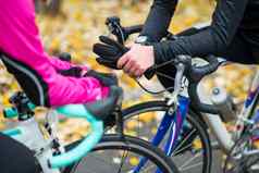 年轻的女骑自行车的人路自行车休息公园冷秋天一天健康的生活方式