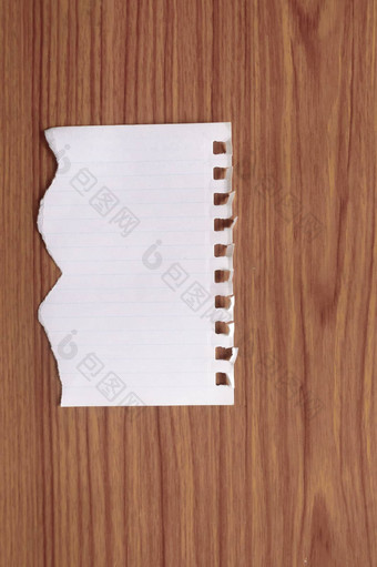 表笔记本纸撕裂边缘空白扯掉一块孤立的木表格背景空损坏的把纸形状剪裁路径复制空间房间文本教育设计概念