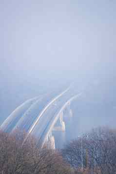 秋天雾河钢桥地铁火车模糊背景森林前景