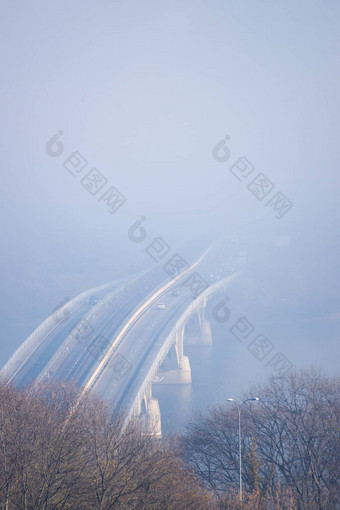 秋天雾河钢桥地铁火车模糊背景森林前景