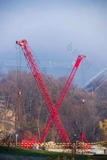 <strong>建设过程建设</strong>起重机红色的吉贝茨信秋天雾河桥大浮动酒店模糊背景森林起重机