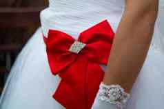 新娘白色衣服色调红色的弓特写镜头视图婚礼细节
