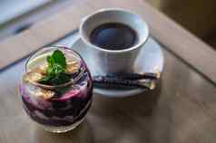 格兰诺拉麦片酸奶黑莓小时薄荷叶前杯咖啡模糊背景Healty早餐健身食物