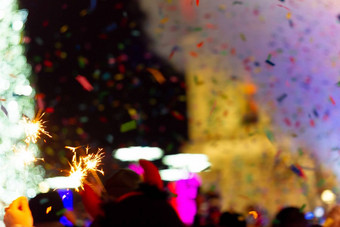 一年庆祝活动主要广场很多烟雾灯salute五彩纸屑模糊色彩斑斓的背景孟加拉语火手手套前景音乐会场景蓝色的光一边框架