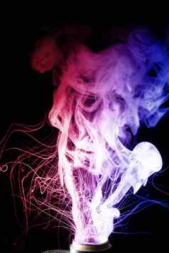 色彩斑斓的云飞溅喷雾沸腾液体颜色雾