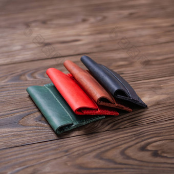 平躺照片颜色手工制作的皮革口袋里持卡人红色的黑色的姜绿色颜色股票照片木背景