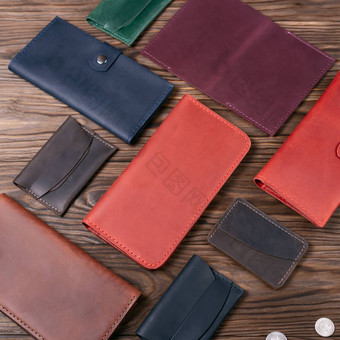 红色的颜色手工制作的皮革钱包包围皮革配件木变形背景一边视图股票照片奢侈品配件