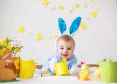 快乐婴儿男孩复活节兔子耳朵