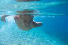 男孩潜水游泳水下视图