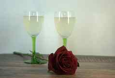 眼镜香槟红色的玫瑰木表格