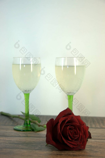 眼镜香槟红色的玫瑰木表格